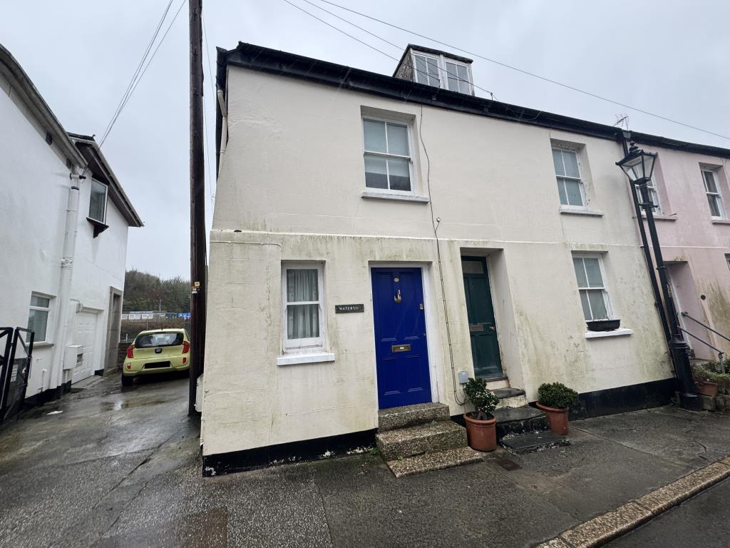 Lot: 160 - SPACIOUS WATER-FRONTING PROPERTY - View of the front of the property